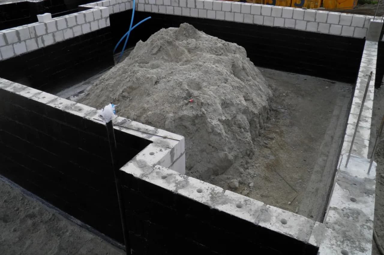 Czym obsypać fundamenty z zewnątrz, aby uniknąć problemów z wilgocią?