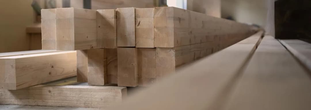 Ile kosztuje 1m3 drewna konstrukcyjnego? Sprawdź aktualne ceny i jakości