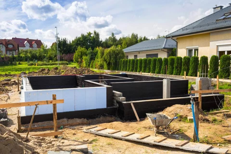 Jaka grubość styroduru na fundamenty, aby uniknąć problemów z izolacją?