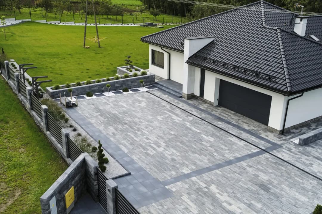 Jaką kostkę na podjazd wybrać: 6 czy 8 cm dla bezpieczeństwa?