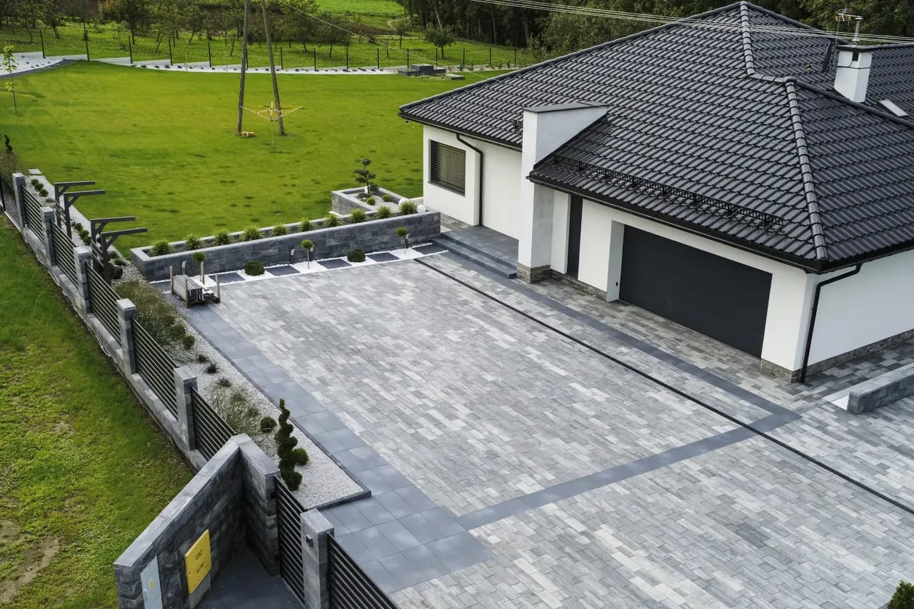 Jaką kostkę na podjazd wybrać: 6 czy 8 cm dla bezpieczeństwa?