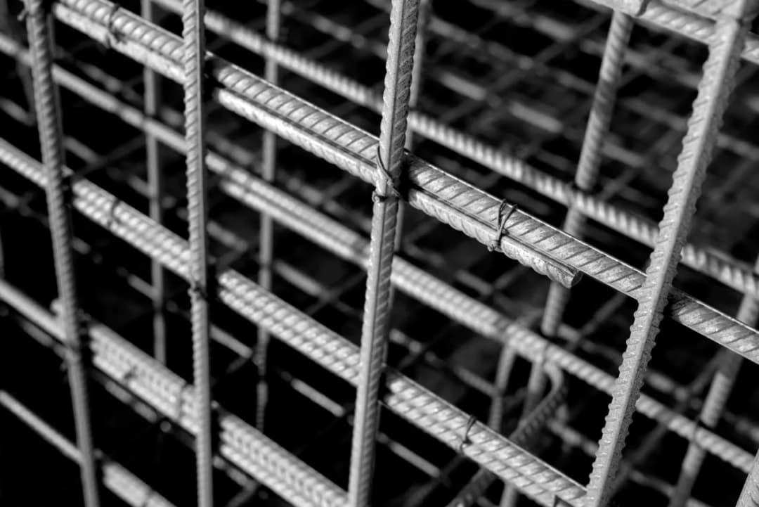 Zbrojenie ceny: Jak uniknąć wysokich kosztów stali zbrojeniowej?