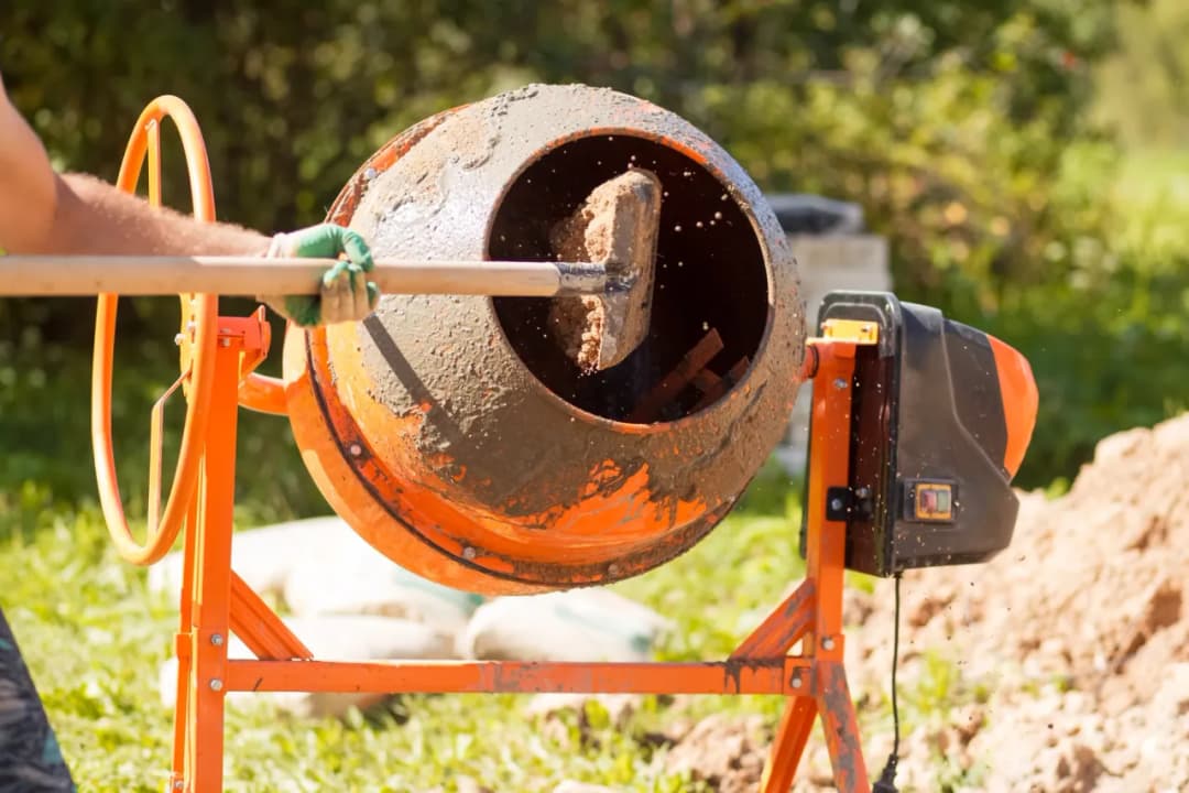 Ile worków cementu na betoniarkę 250 litrów? Oblicz to łatwo!