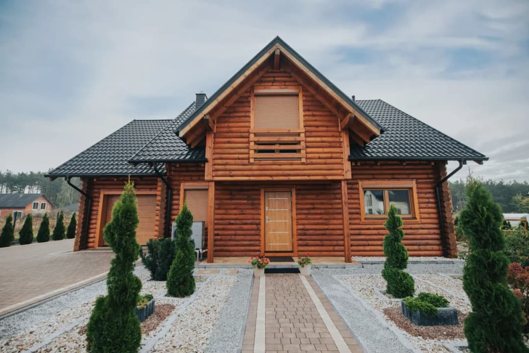 Ile kosztuje budowa domku drewnianego? Poznaj ukryte koszty