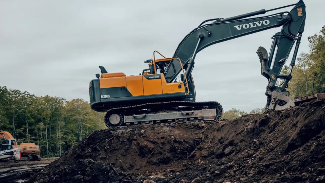 Ile kosztuje godzina pracy koparko ładowarki? Ceny, które zaskakują